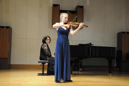 Elza Premrl na violini, korepetitorka prof. Hermina Hudnik